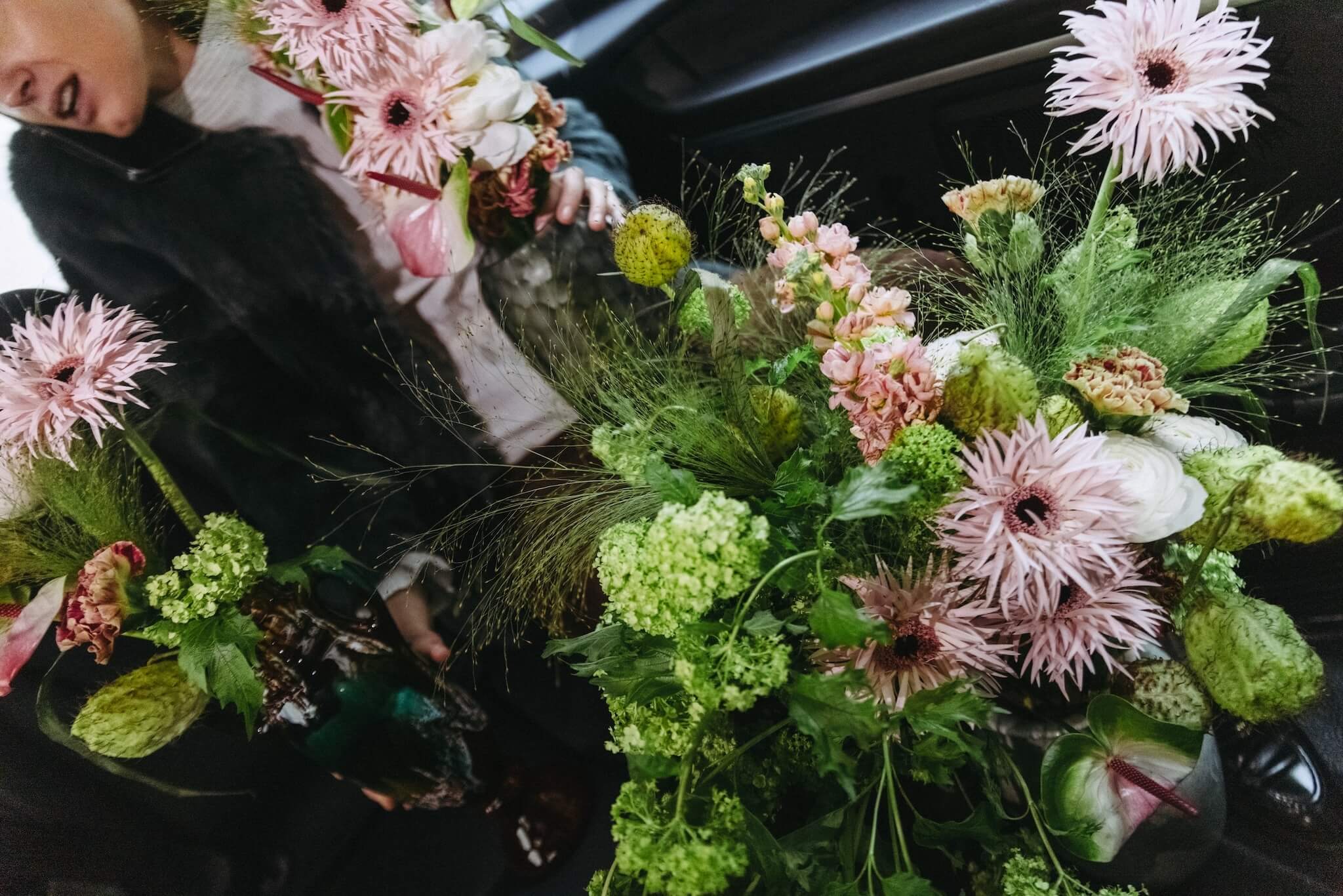 Fleurs d'été à Paris : pivoines, tournesols, zinnias