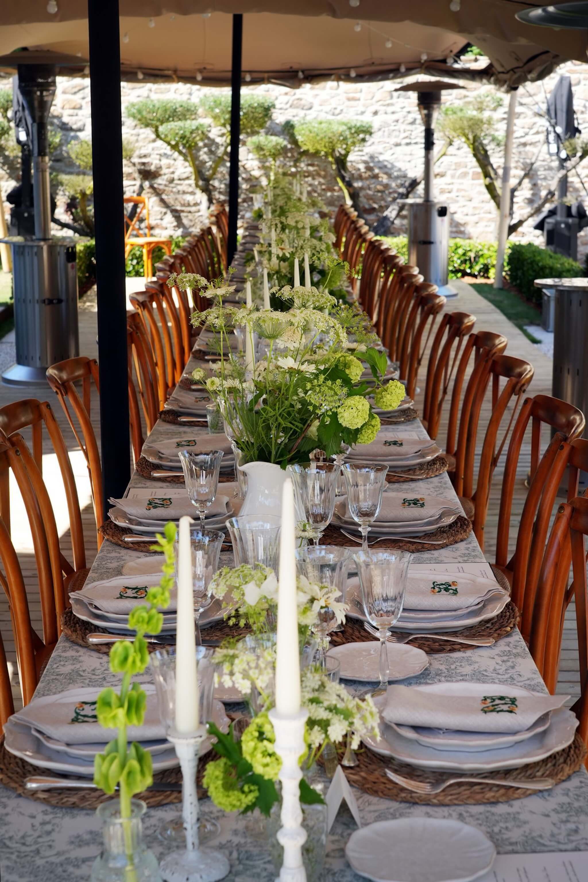 Décoration florale de table pour un événement, avec des fleurs de saison