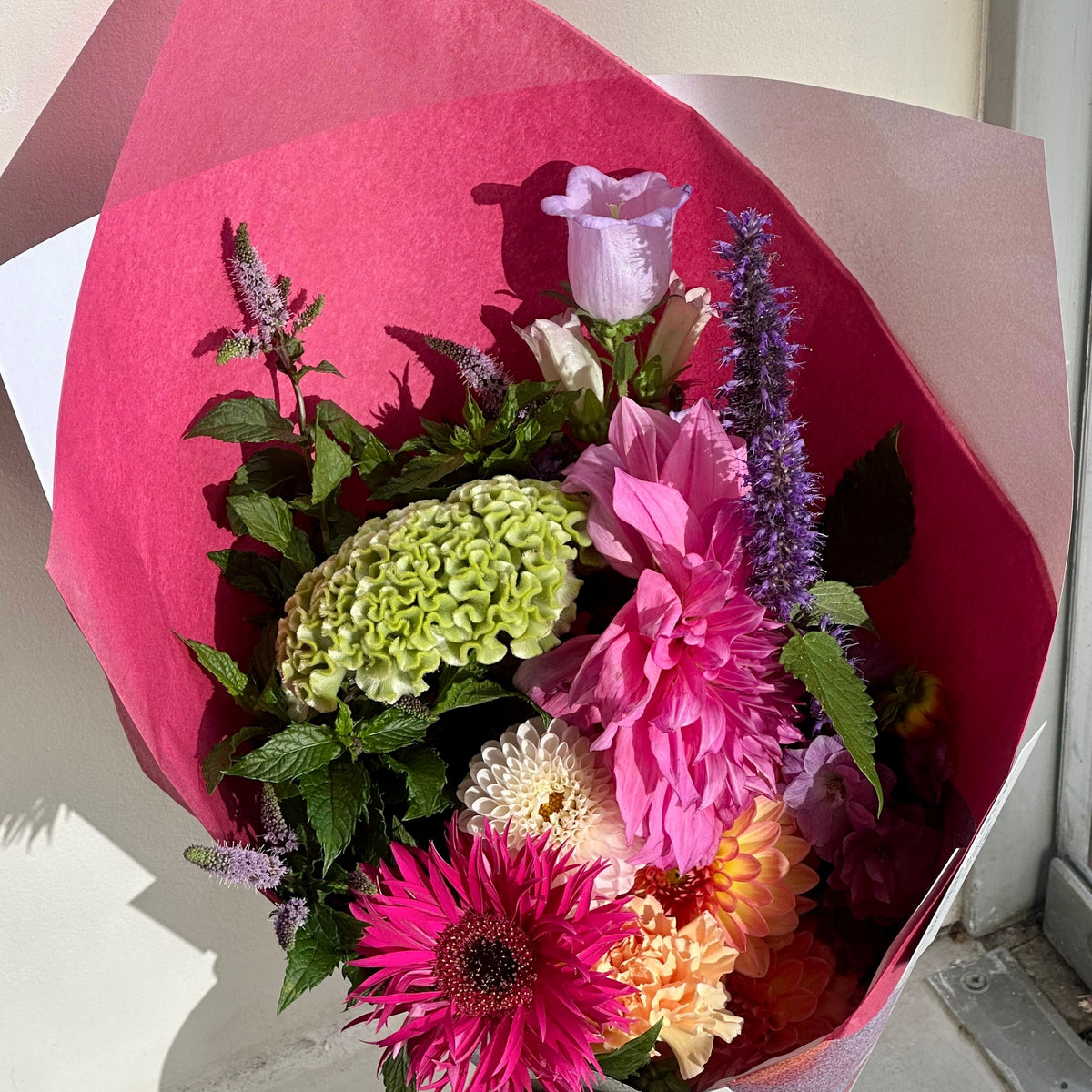 Le Coloré, bouquet dahlias roses et blancs, célosie verte, agastache mauve, papier fuchsia - Bouquetier Paris 17