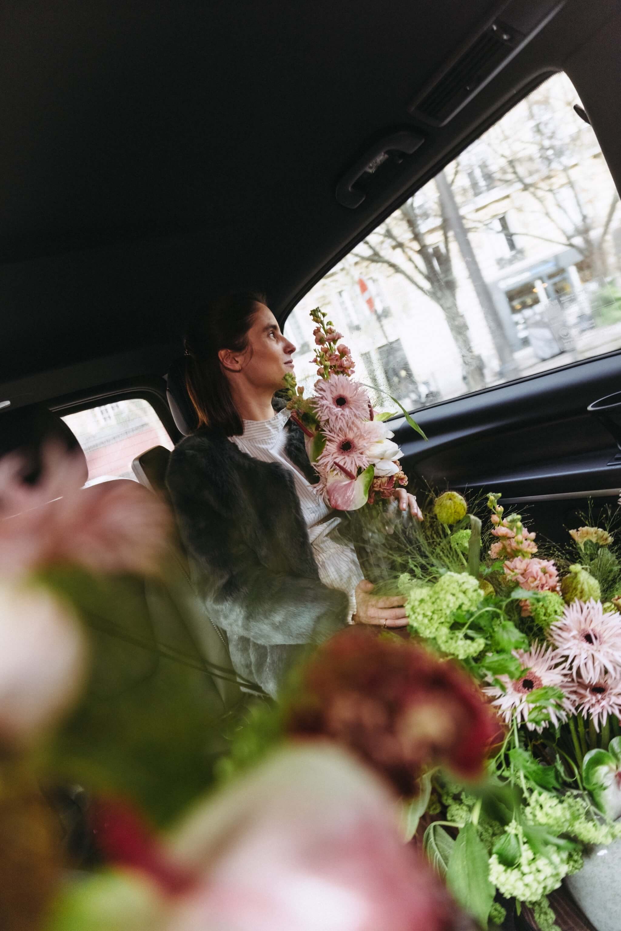 Fleuriste transportant des fleurs de saison en voiture