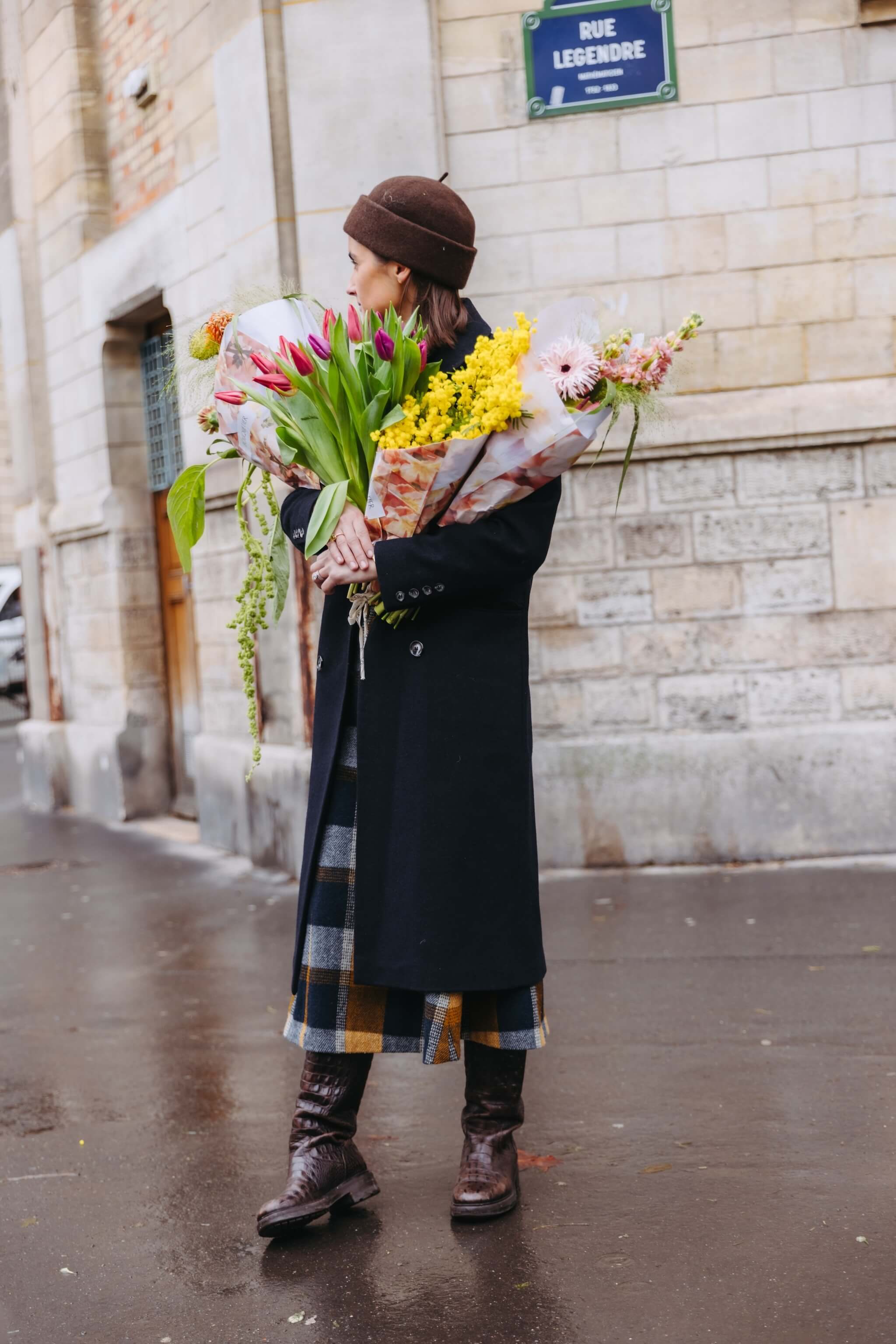 Fleuriste avec des bouquets de fleurs de saison, rue Legendre à Paris 17ème