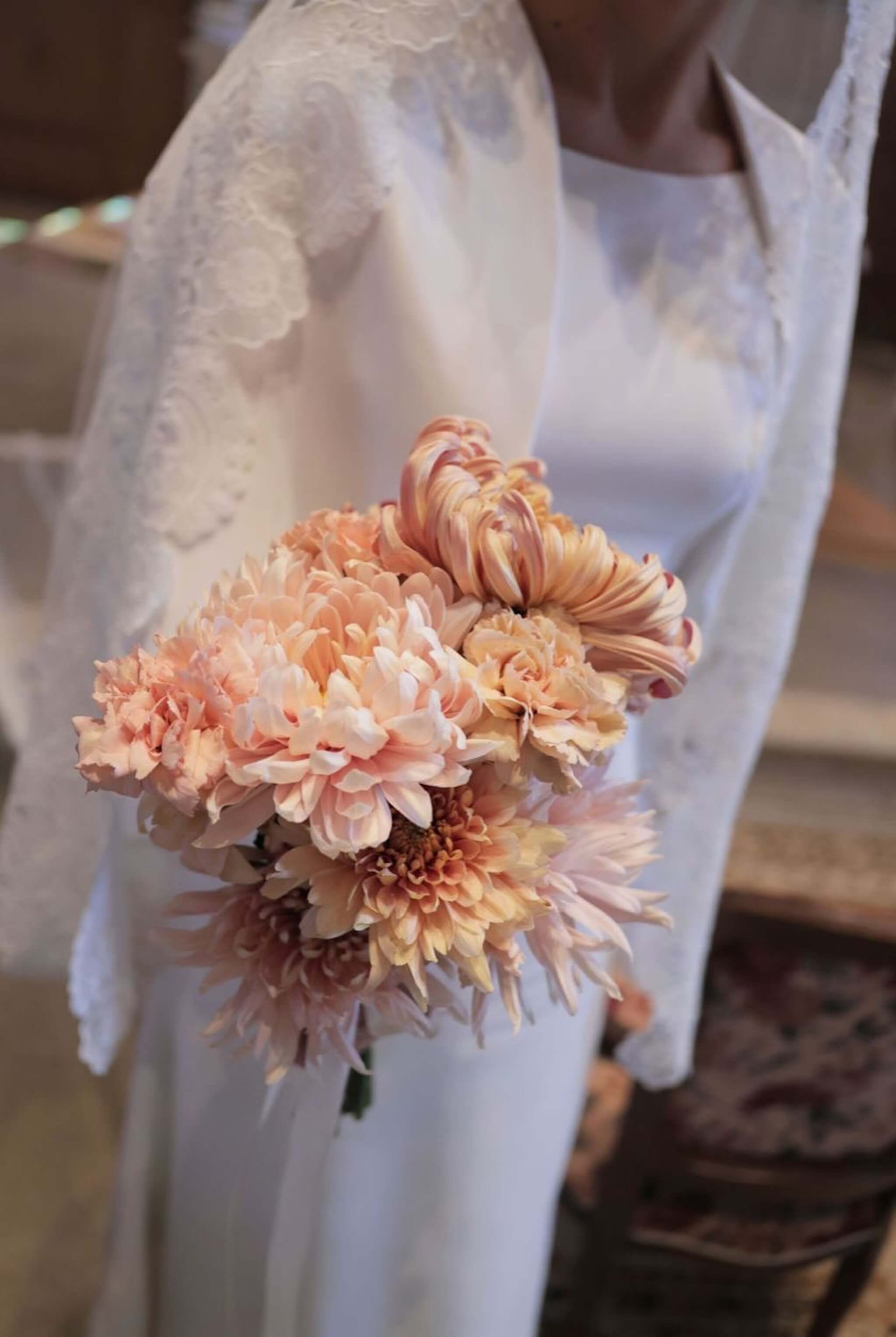Bouquet de mariée en fleurs de saison, dans des tons rosés et naturels