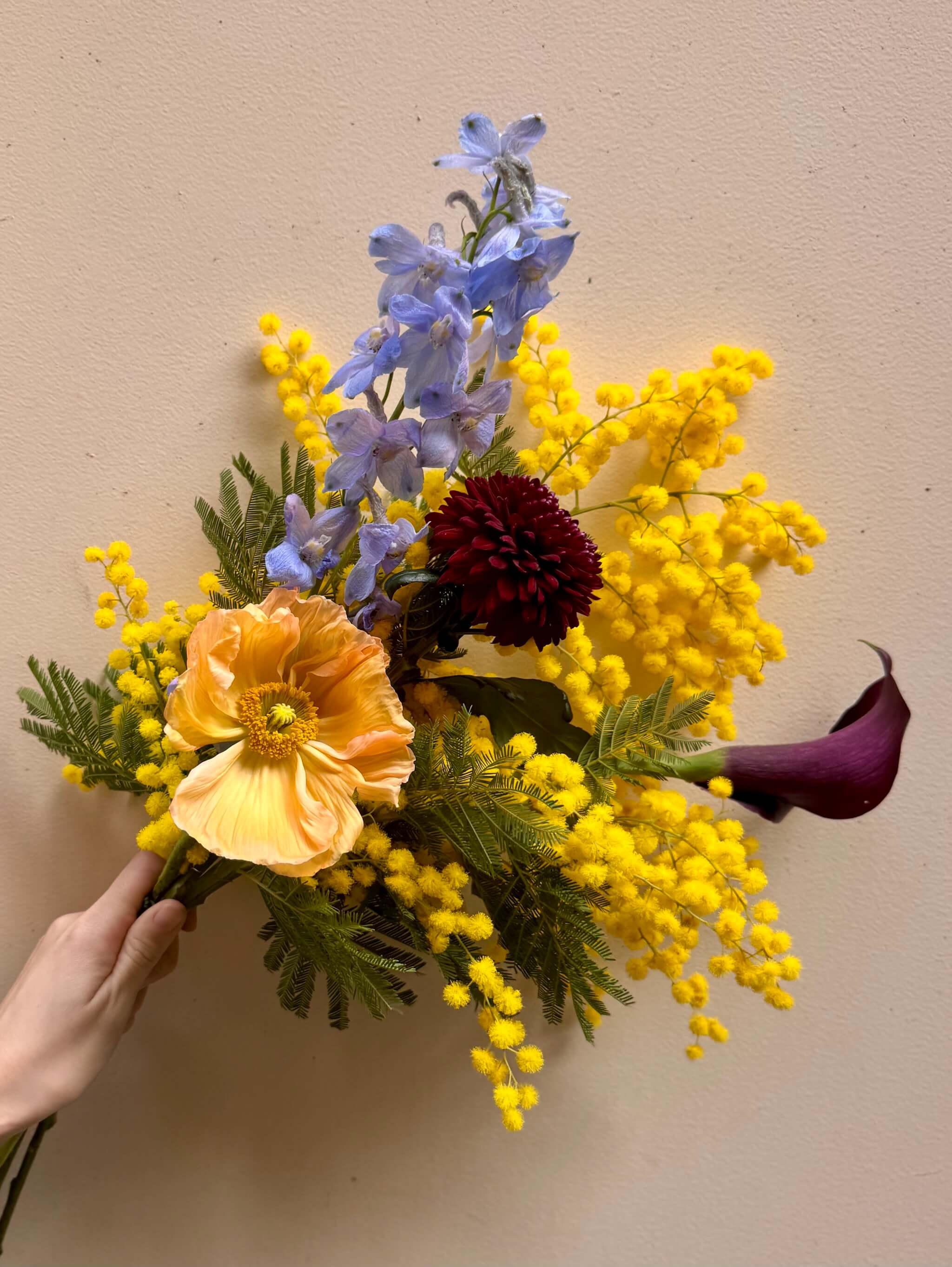 Petit bouquet de fleurs de saison disponible en boutique