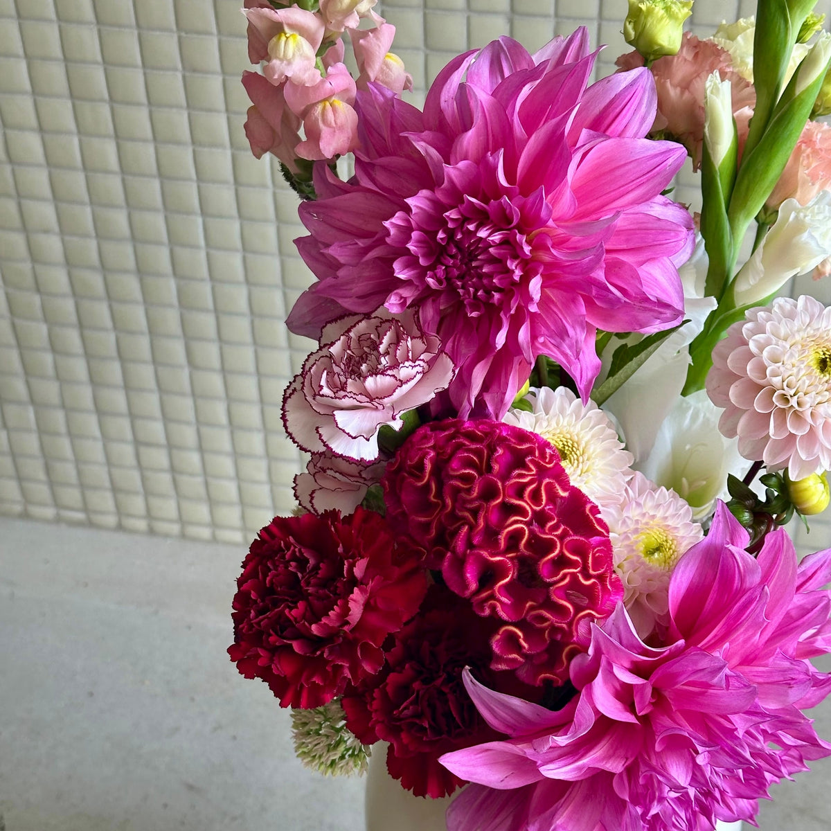 Le Passionné dahlias fuchsia, célosies pourpres et œillets bordeaux en gros plan - Bouquetier Paris 17