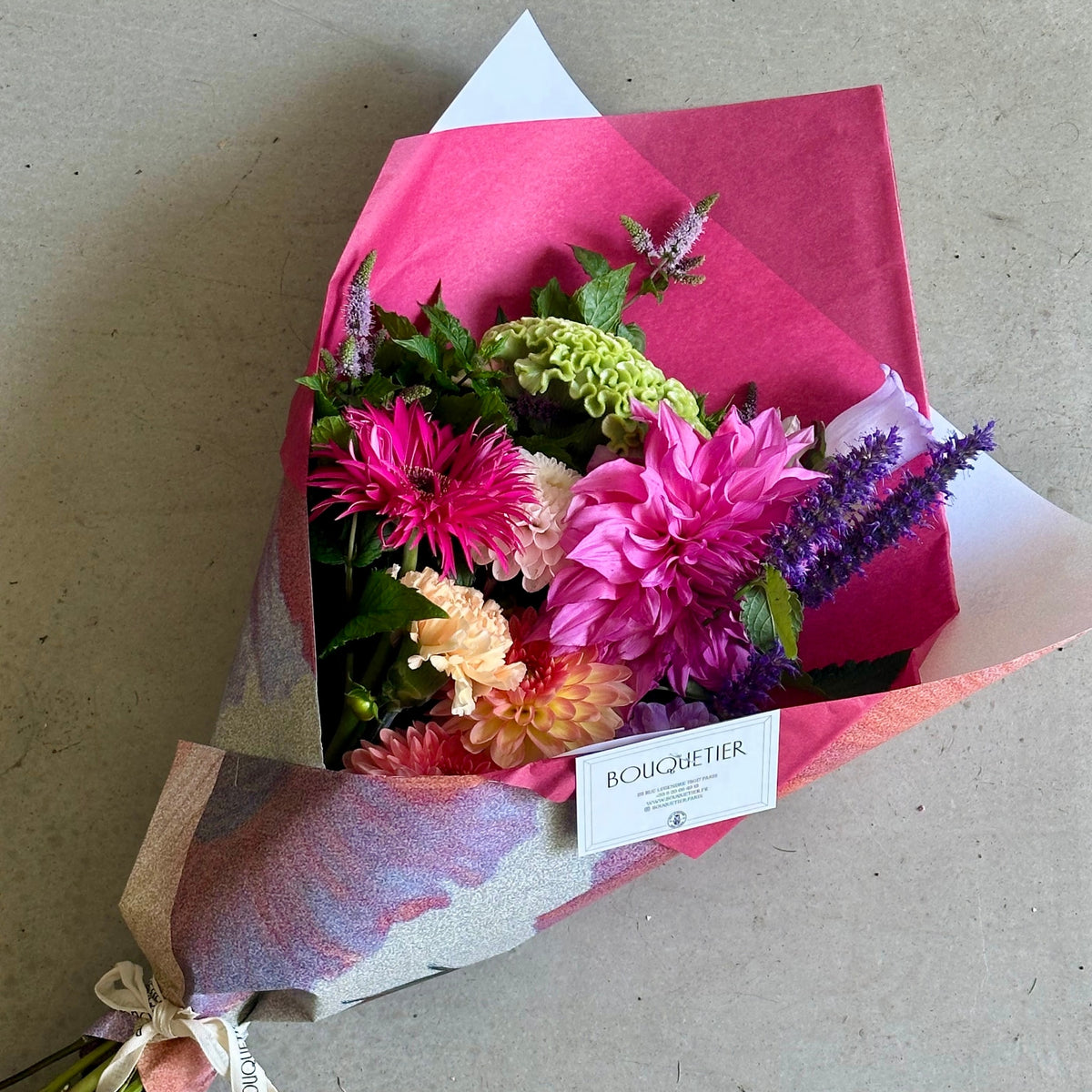 Le Coloré, dahlias fuchsia et pêche, célosie verte, agastache violette, papier rose - Bouquetier Paris 17