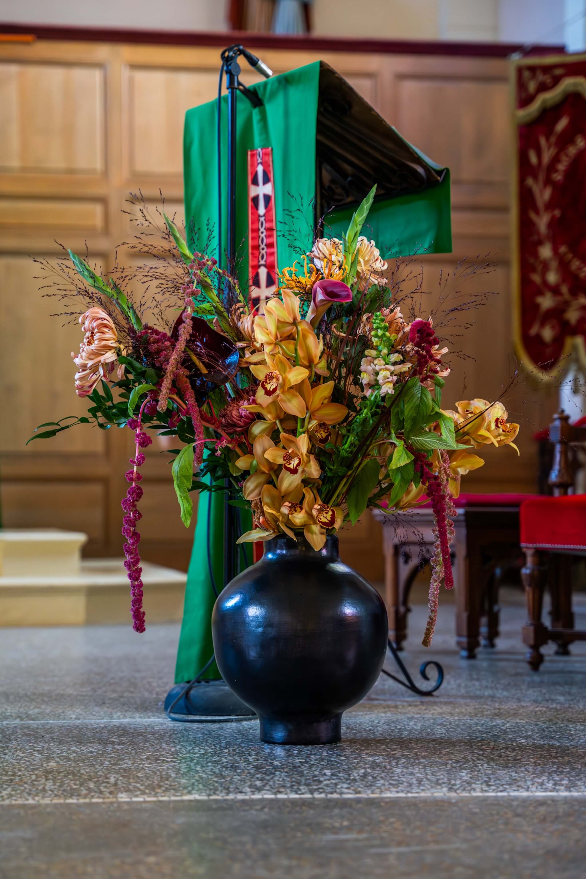 Composition florale de fleurs de saison présentée lors d’une cérémonie funéraire