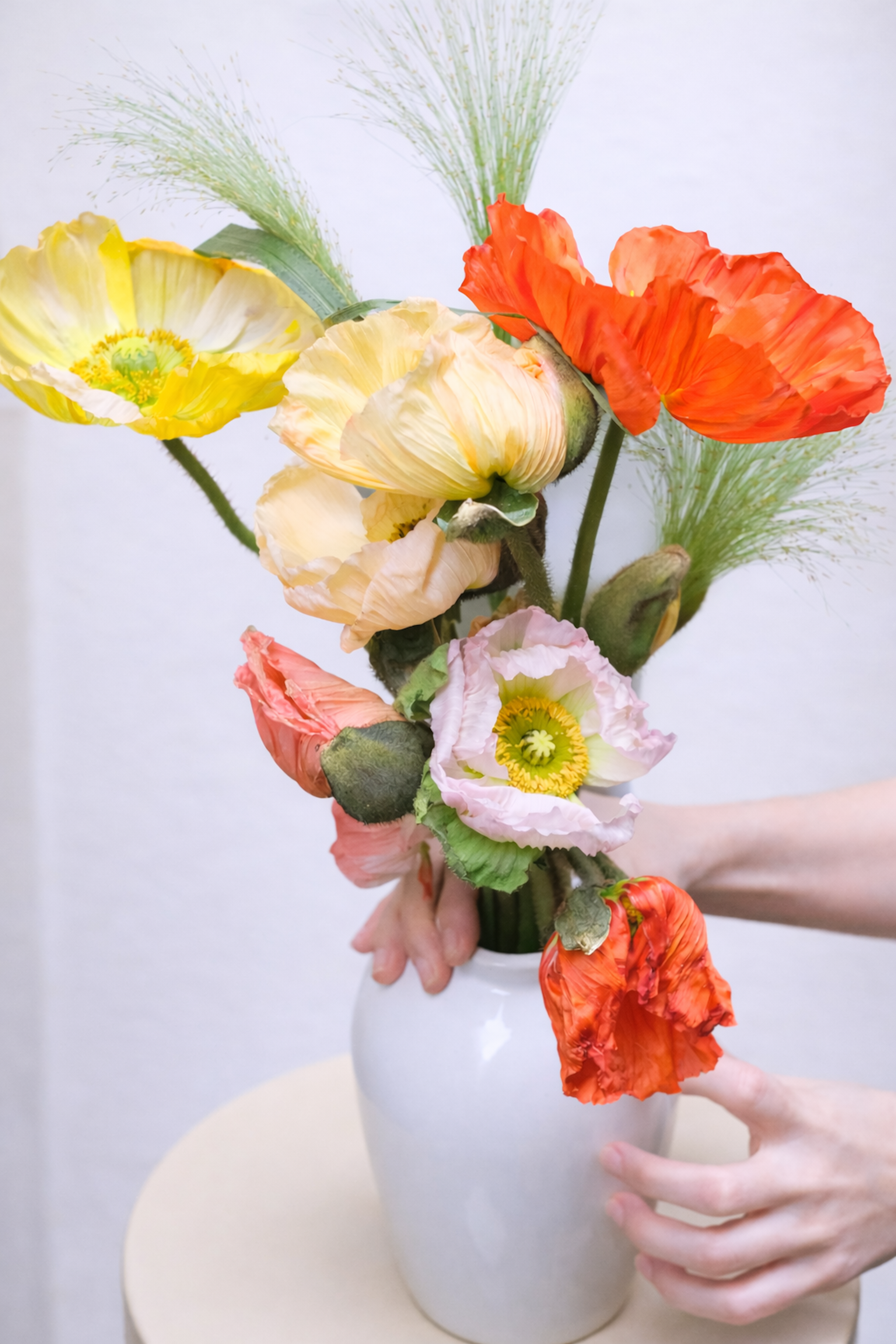 Fleurs de saison disposées dans un vase en céramique