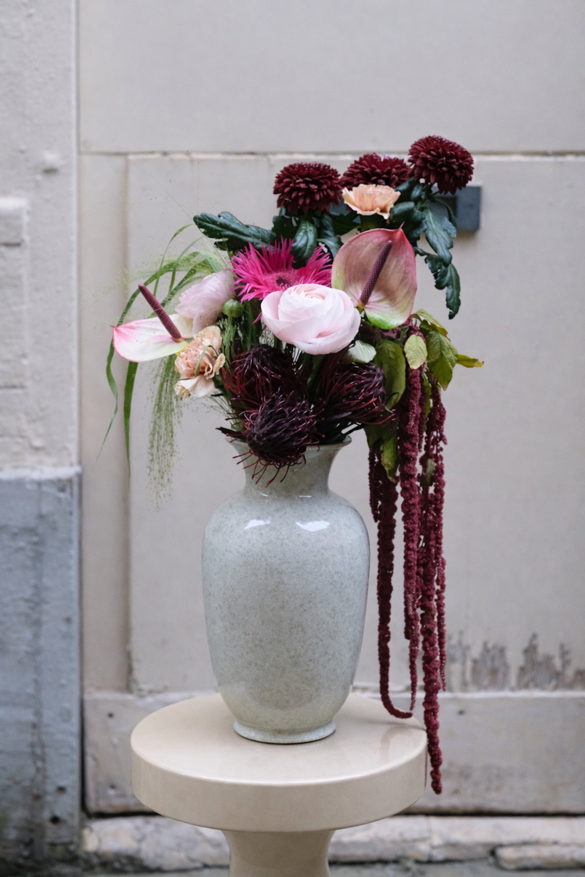 Composition de fleurs de saison présentée dans un vase en céramique