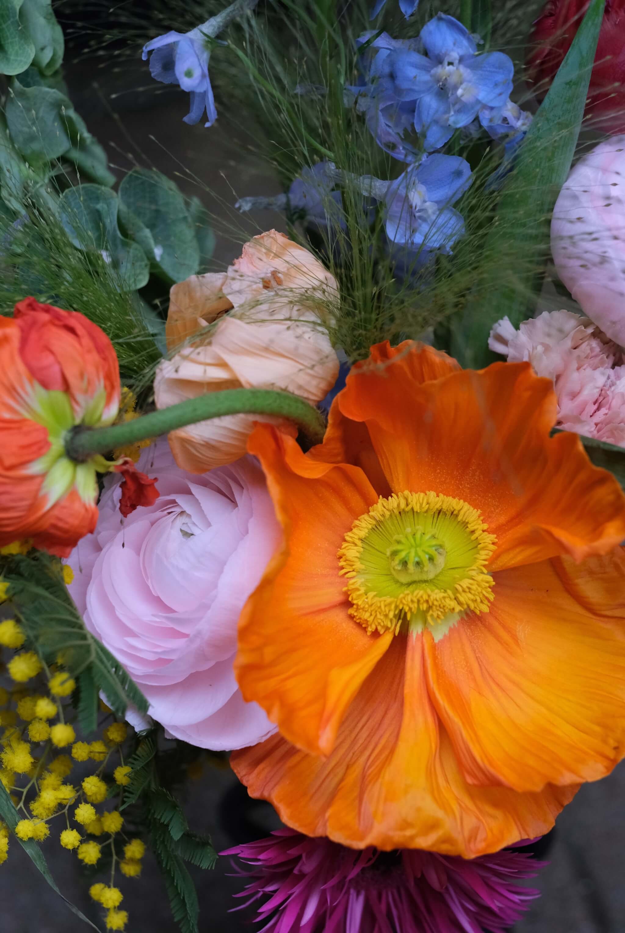 Bouquet de fleurs de saison aux couleurs vives, imaginé pour la Saint-Valentin